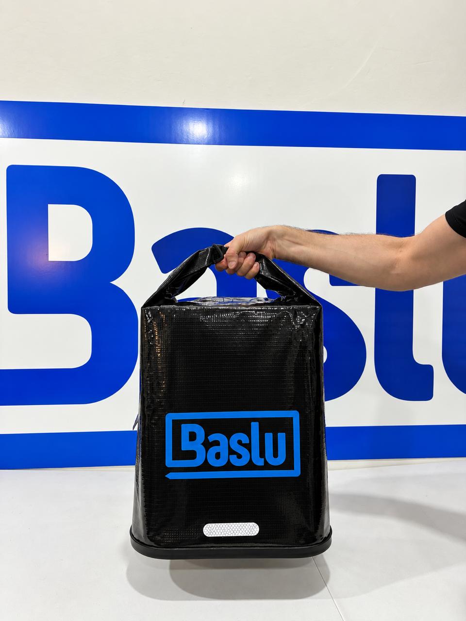 Motociclista com o Baú Flexível Baslu instalado, pronto para o trabalho
