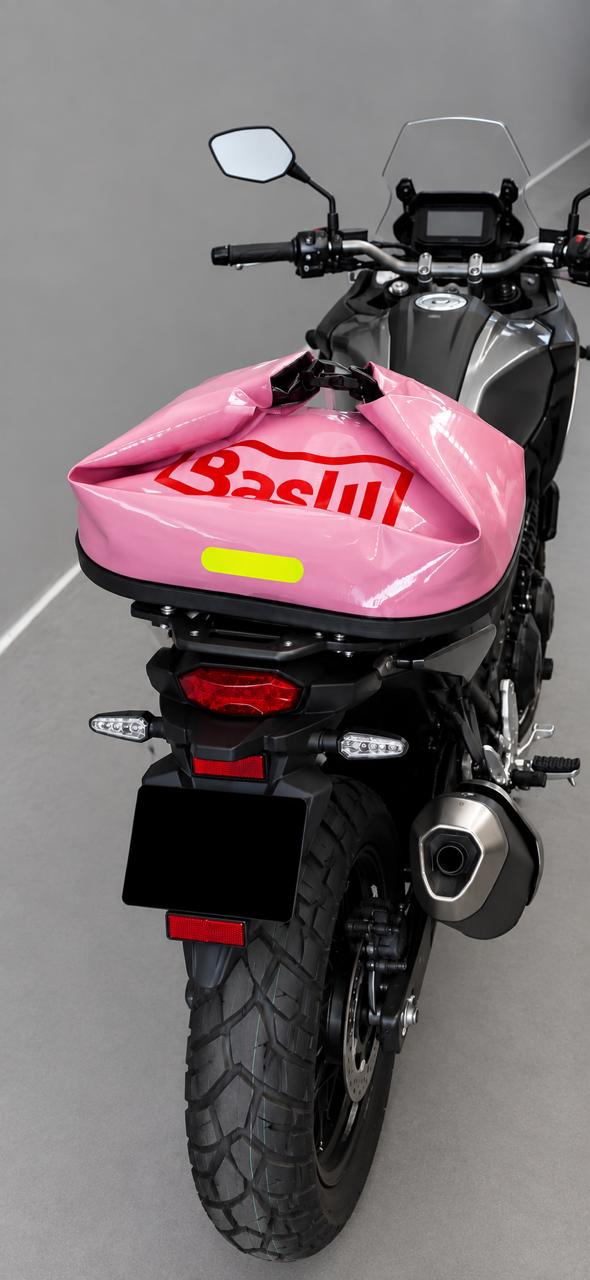 Vista traseira da moto com o Baú Flexível Baslu Preto instalado