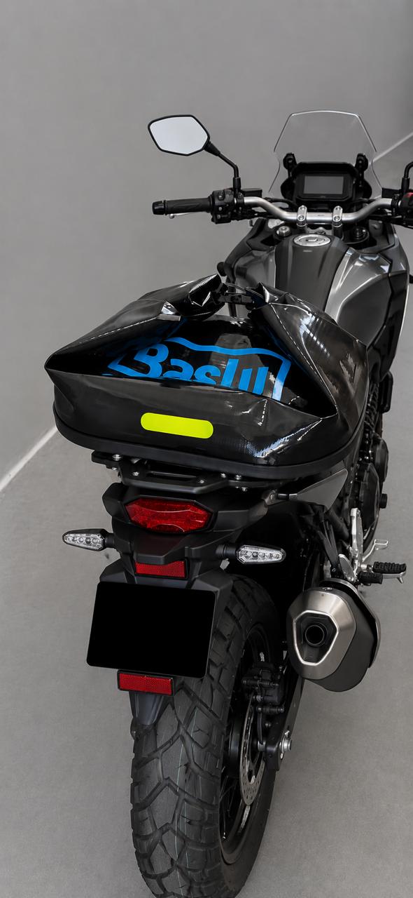 Vista traseira da moto com o Baú Flexível Baslu Rosa instalado