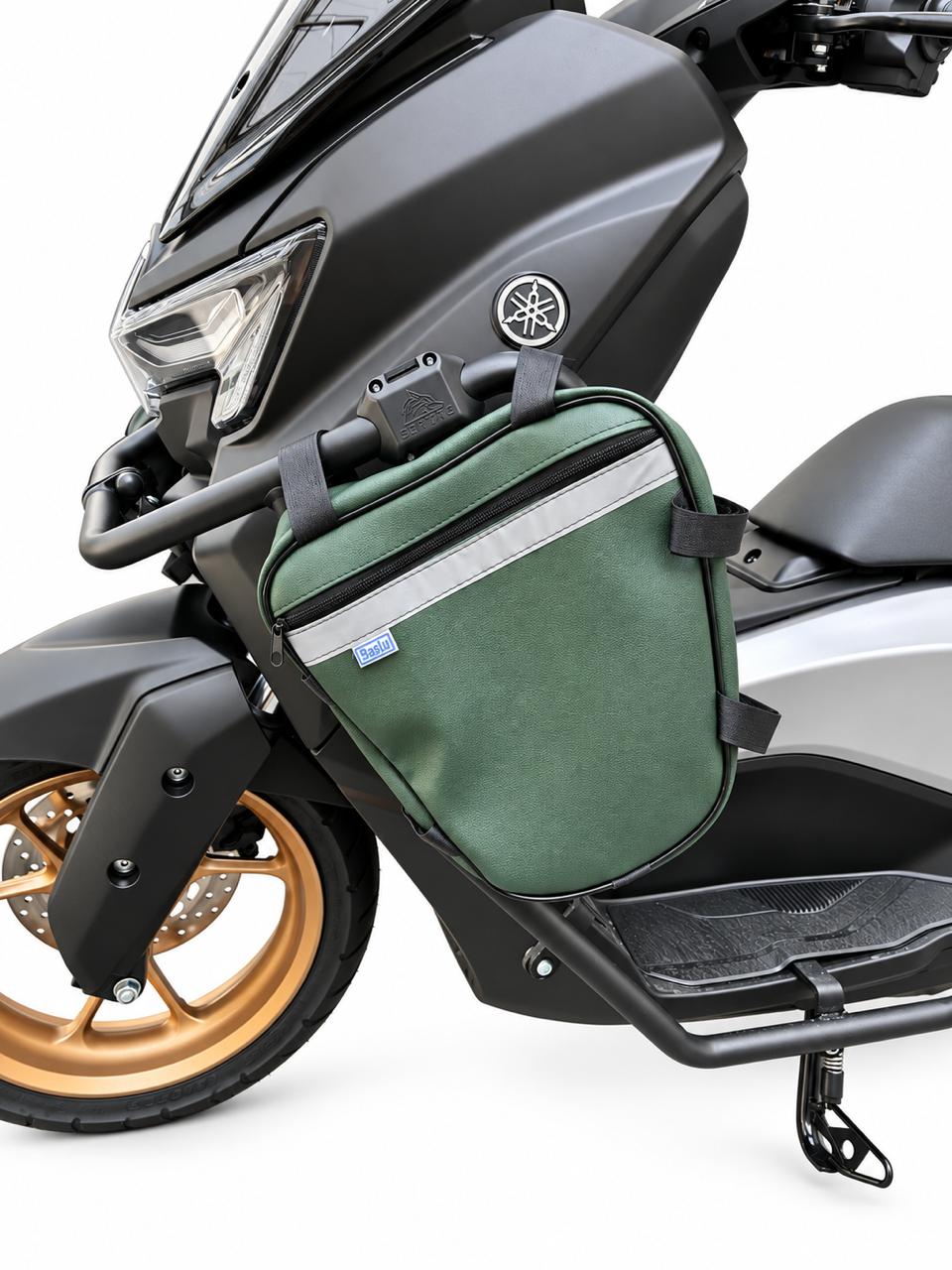 Alforje frontal para carenagem Baslu verde militar instalado na moto, vista traseira