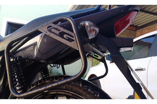 Afastador de alforge Evolution Racing instalado na traseira da Honda CG 160