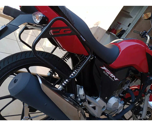 Afastador de alforge Evolution Racing instalado na Honda CG Fan 160 vermelha