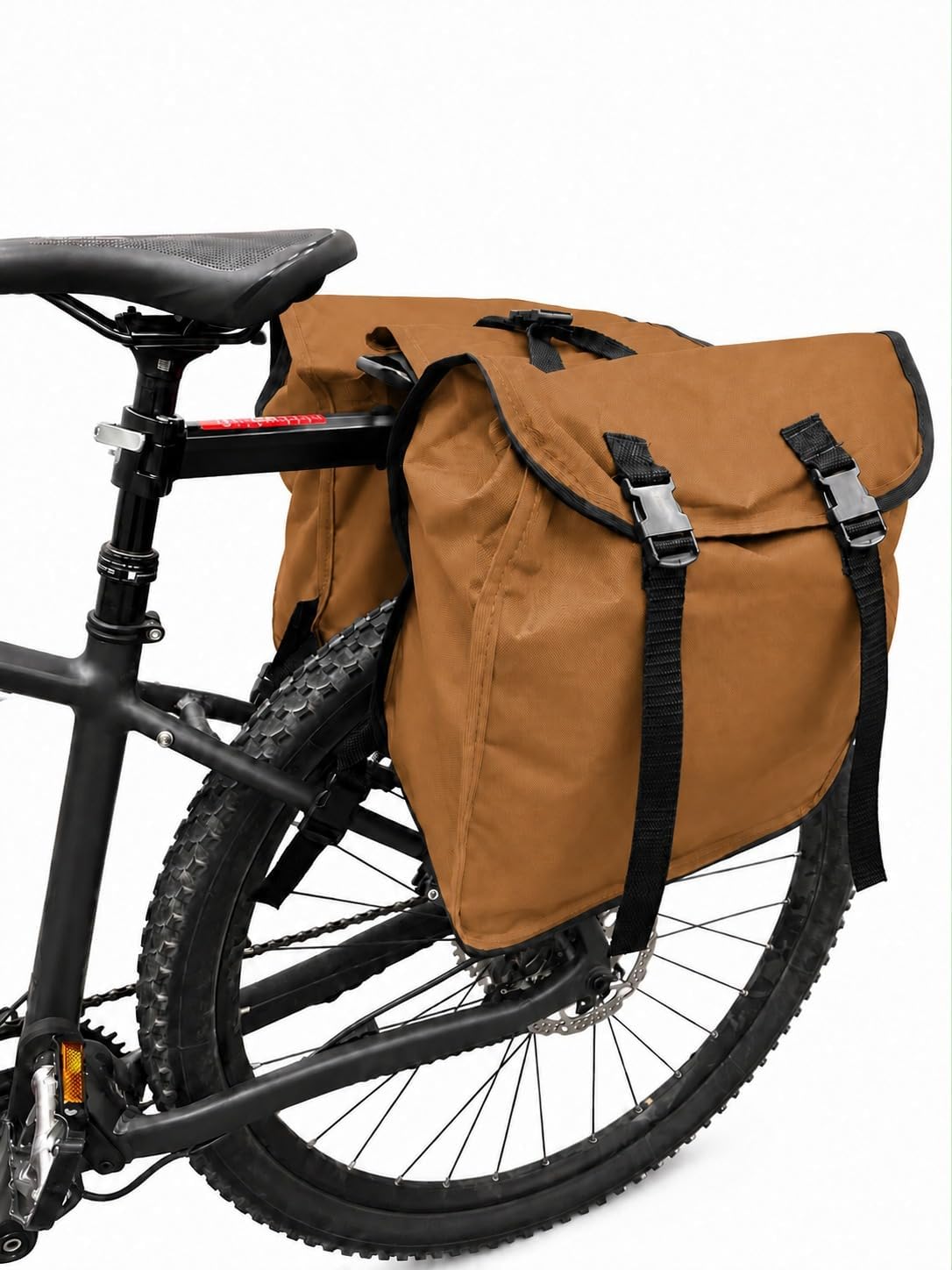 Alforge Bike 60L Baslu caramelo instalado no bagageiro traseiro da bicicleta