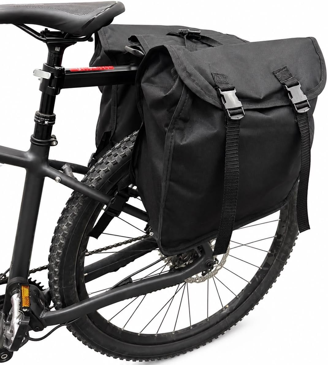 Alforge Bike 60L Baslu preto com tampas e fivelas de engate rápido instalado na bicicleta