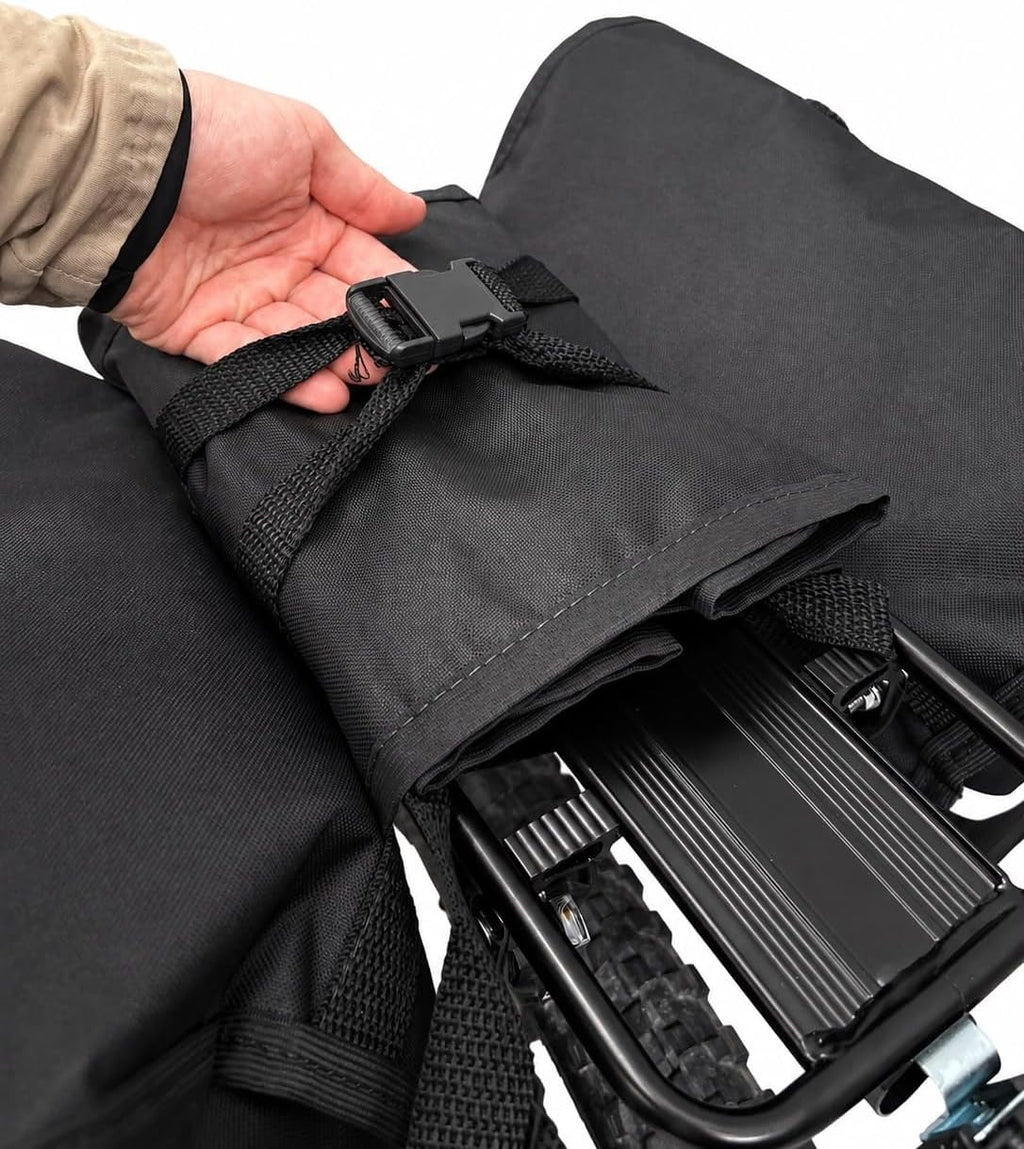 Fixação do Alforge Bike 60L Baslu preto no bagageiro com fita e fivela central