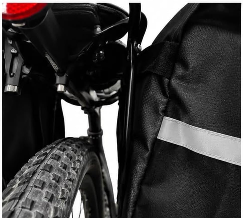 Detalhe da faixa refletiva do Alforge Bike 60L Baslu preto ao lado da roda traseira