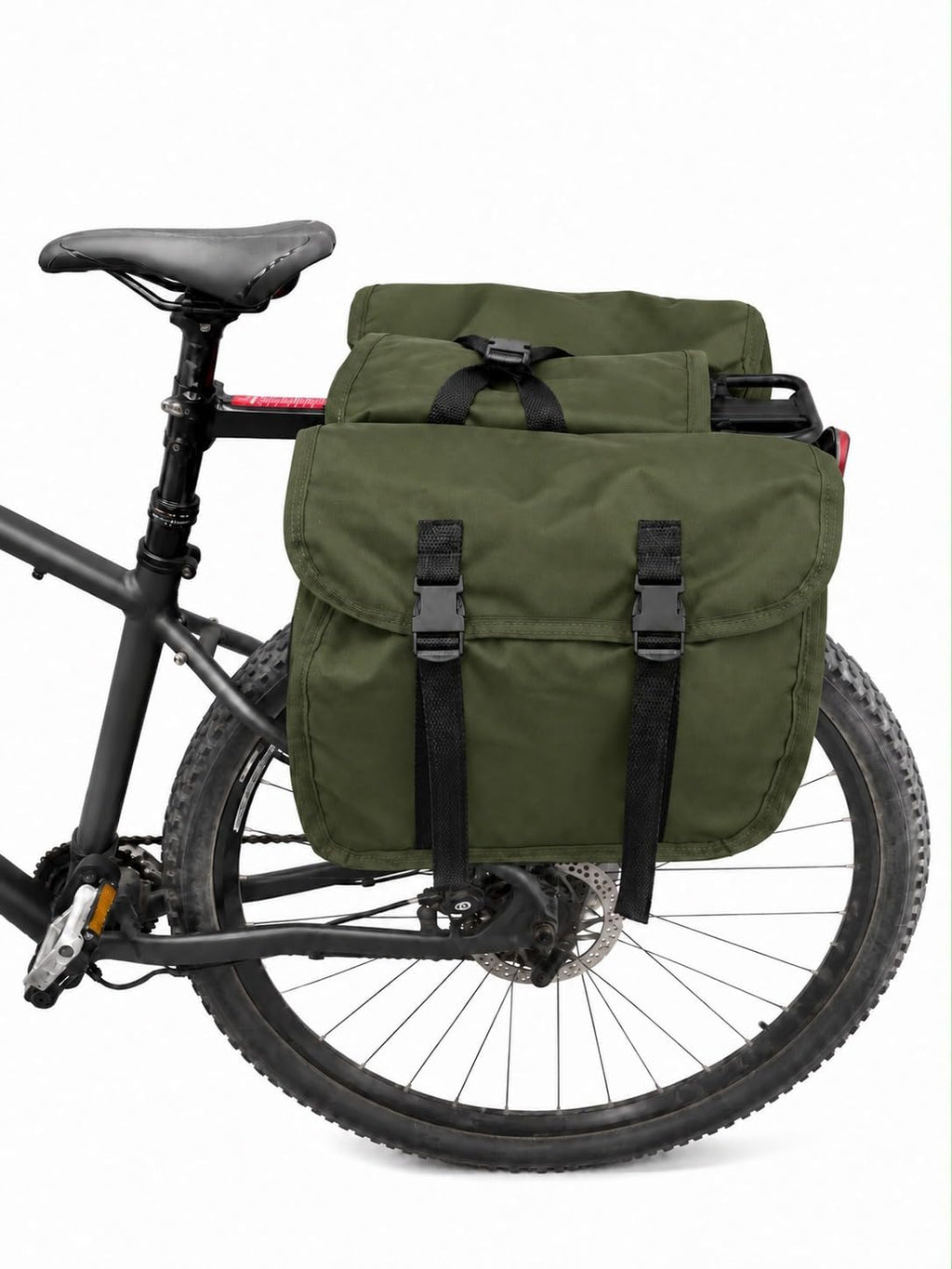 Alforge Bike 60L Baslu verde militar instalado no bagageiro traseiro da bicicleta