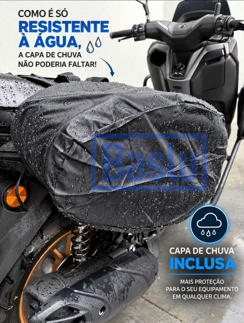 Capa de chuva inclusa no alforje Baslu 58 litros protegendo a bagagem contra a agua