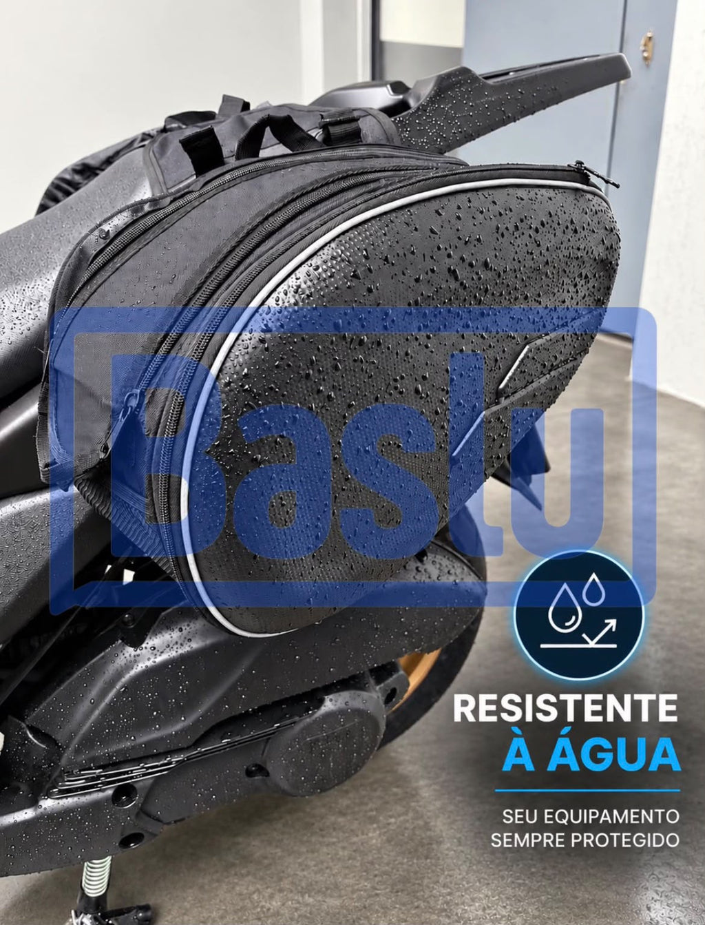 Detalhe do tecido resistente a agua do alforje Baslu com gotas de chuva na superficie