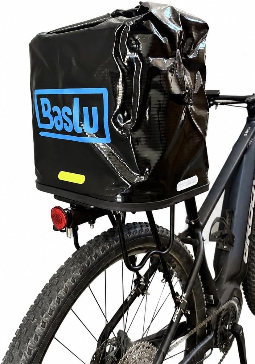 Detalhe do Baúflex Bike 45L Baslu preto com refletivo amarelo no bagageiro da bicicleta