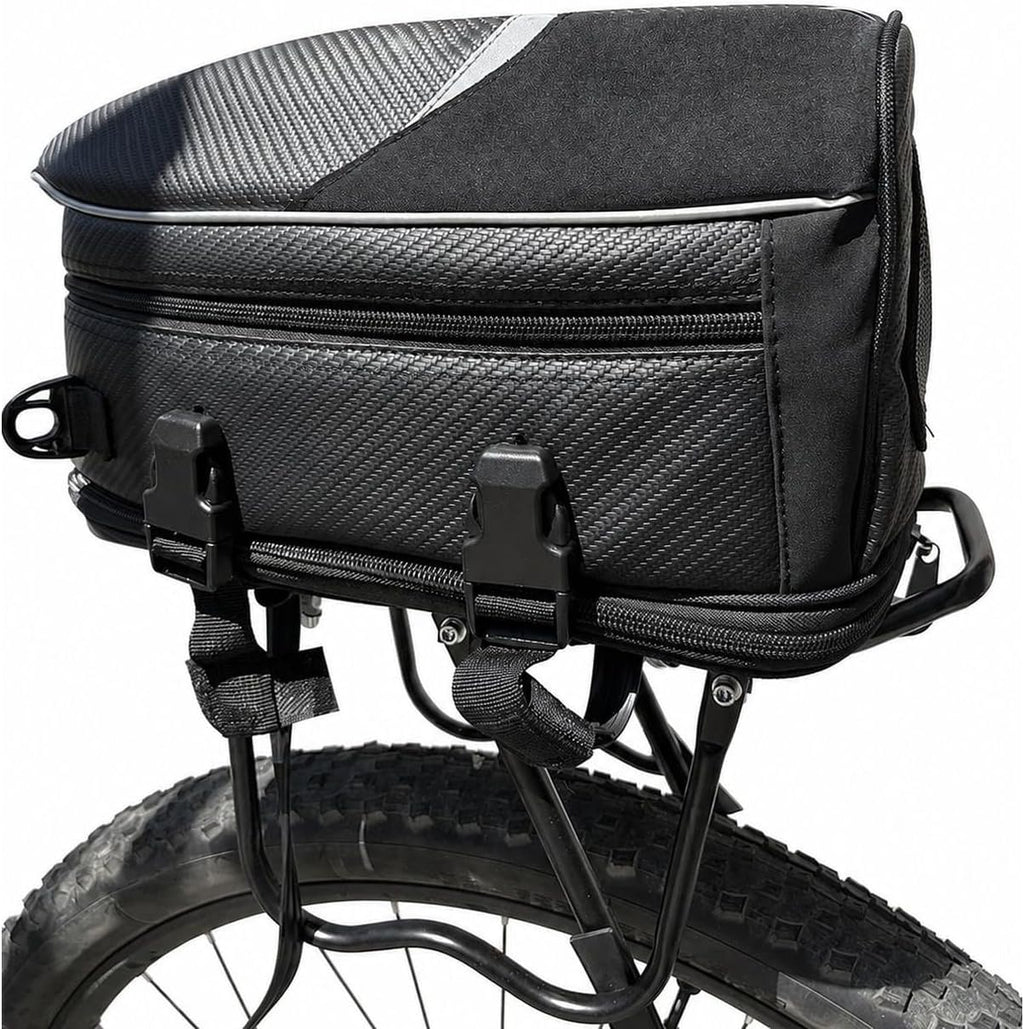 Bolsa baú Baslu 21 litros preta instalada no bagageiro traseiro da bike