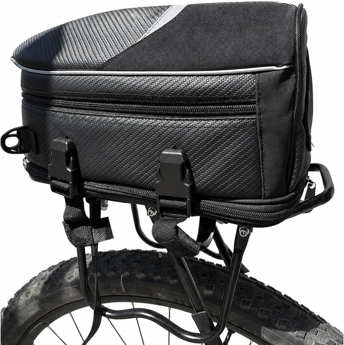 Bolsa baú Baslu 21 litros preta instalada no bagageiro traseiro da bike