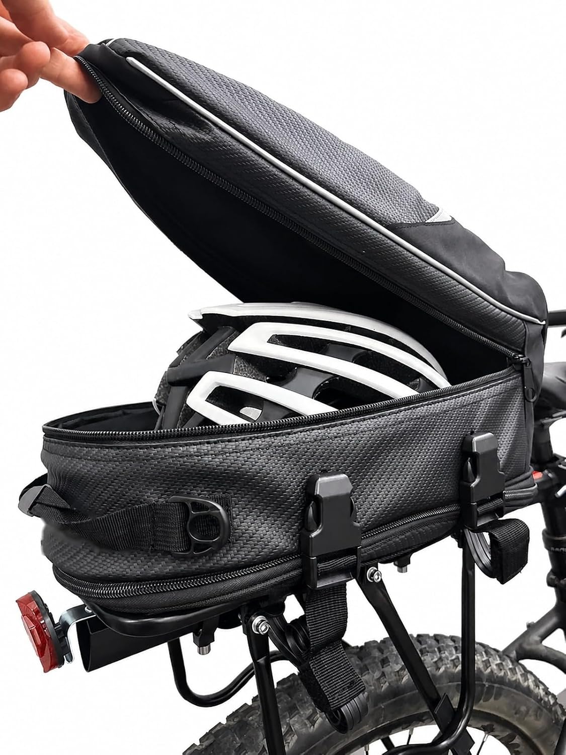 Bolsa baú de bike Baslu aberta com capacete de ciclismo dentro