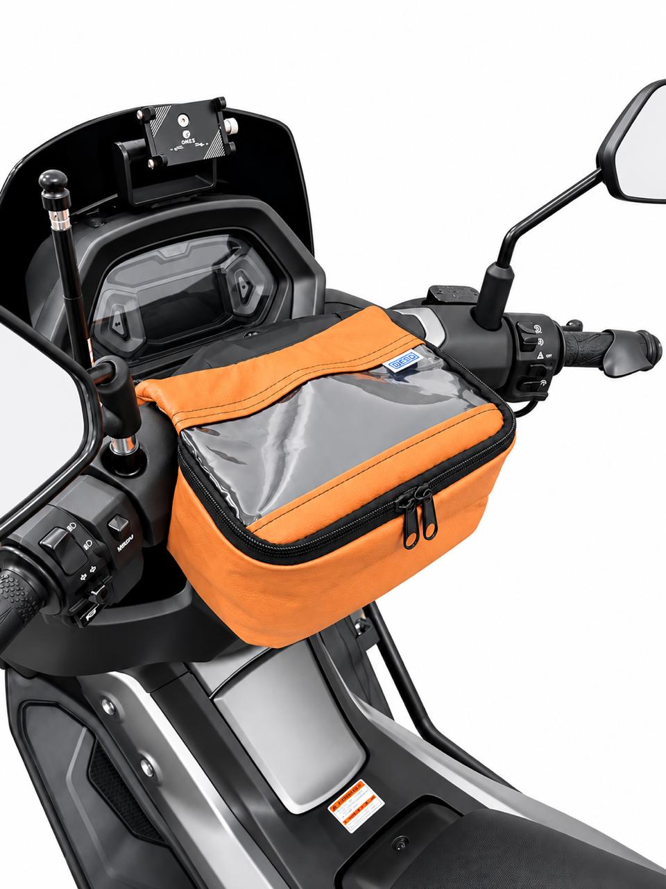 Bolsa de guidão para moto e scooter Baslu na cor caramelo instalada no guidão