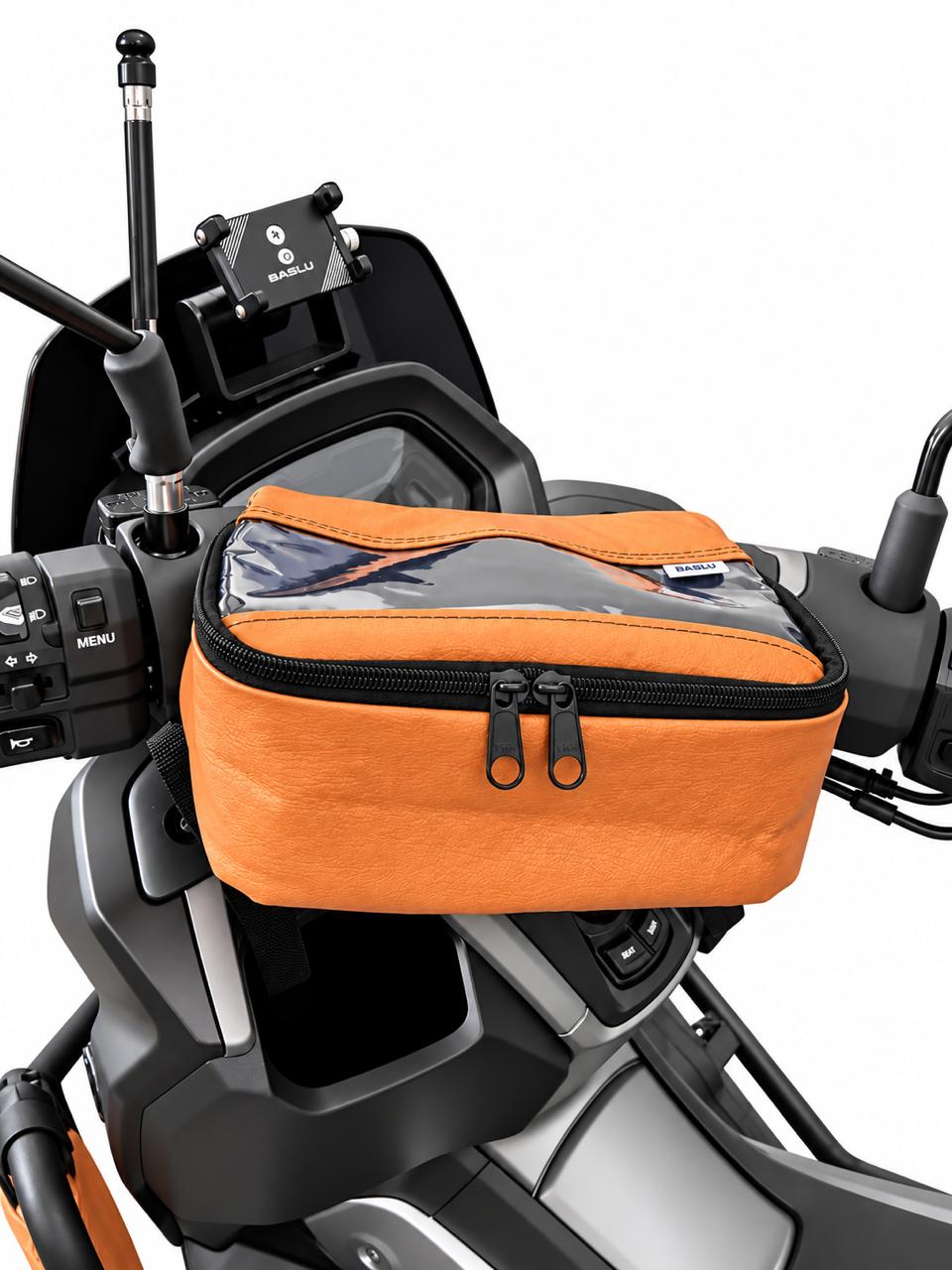 Bolsa de guidão impermeável Baslu caramelo vista frontal no guidão da moto