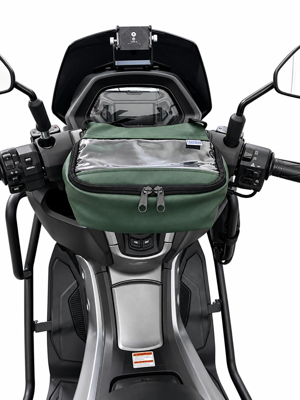 Bolsa de guidão para moto e scooter Baslu verde militar instalada no guidão