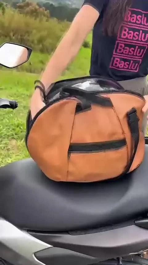 Bolsa porta capacete Baslu caramelo sendo colocada sobre o banco da moto