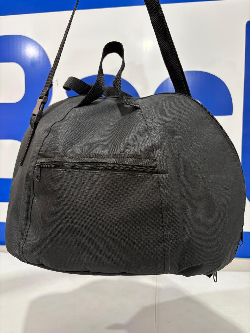 Bolsa porta capacete Baslu preta, vista frontal com bolso de zíper