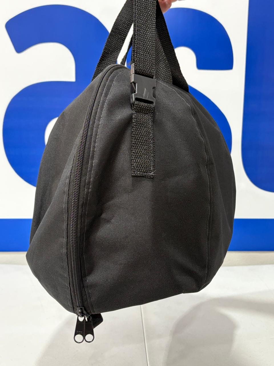 Lateral da bolsa porta capacete Baslu preta com zíper duplo e engate da alça