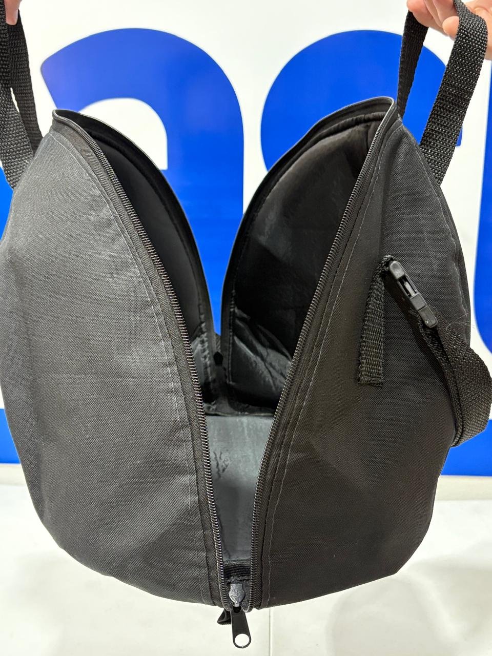 Bolsa porta capacete Baslu preta aberta, abertura ampla com zíper