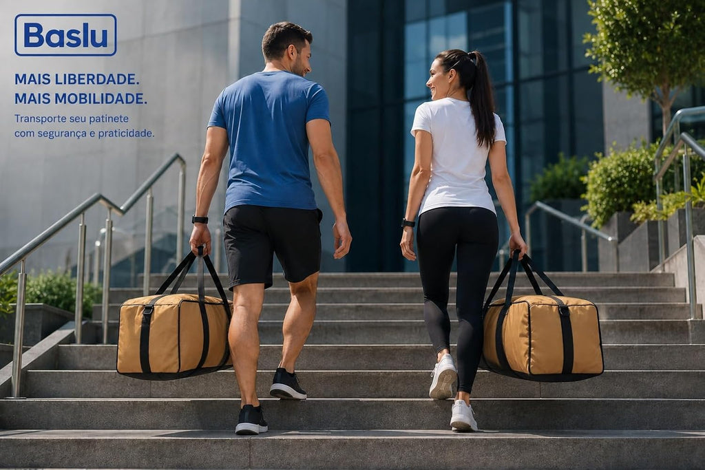 Casal subindo escada carregando bolsas porta patinete Baslu caramelo pelas alças