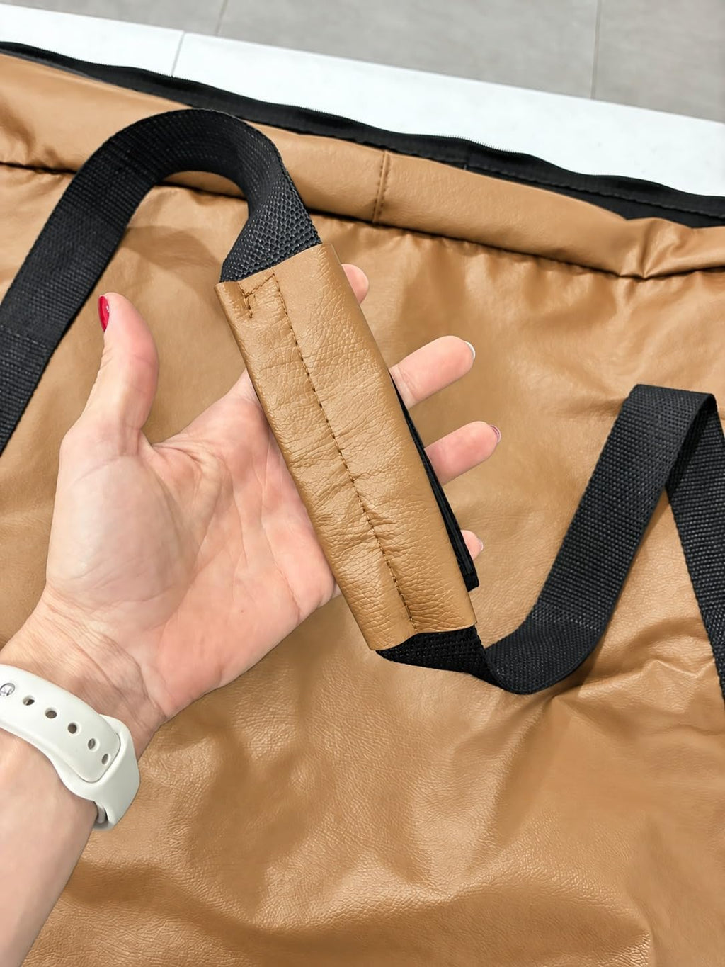 Alças reforçadas da bolsa porta patinete Baslu caramelo em detalhe