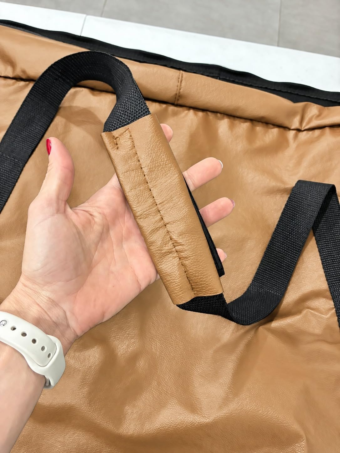 Alças reforçadas da bolsa porta patinete Baslu caramelo em detalhe
