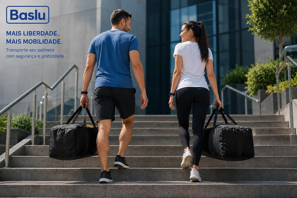 Casal subindo escada carregando bolsas porta patinete Baslu pretas pelas alças