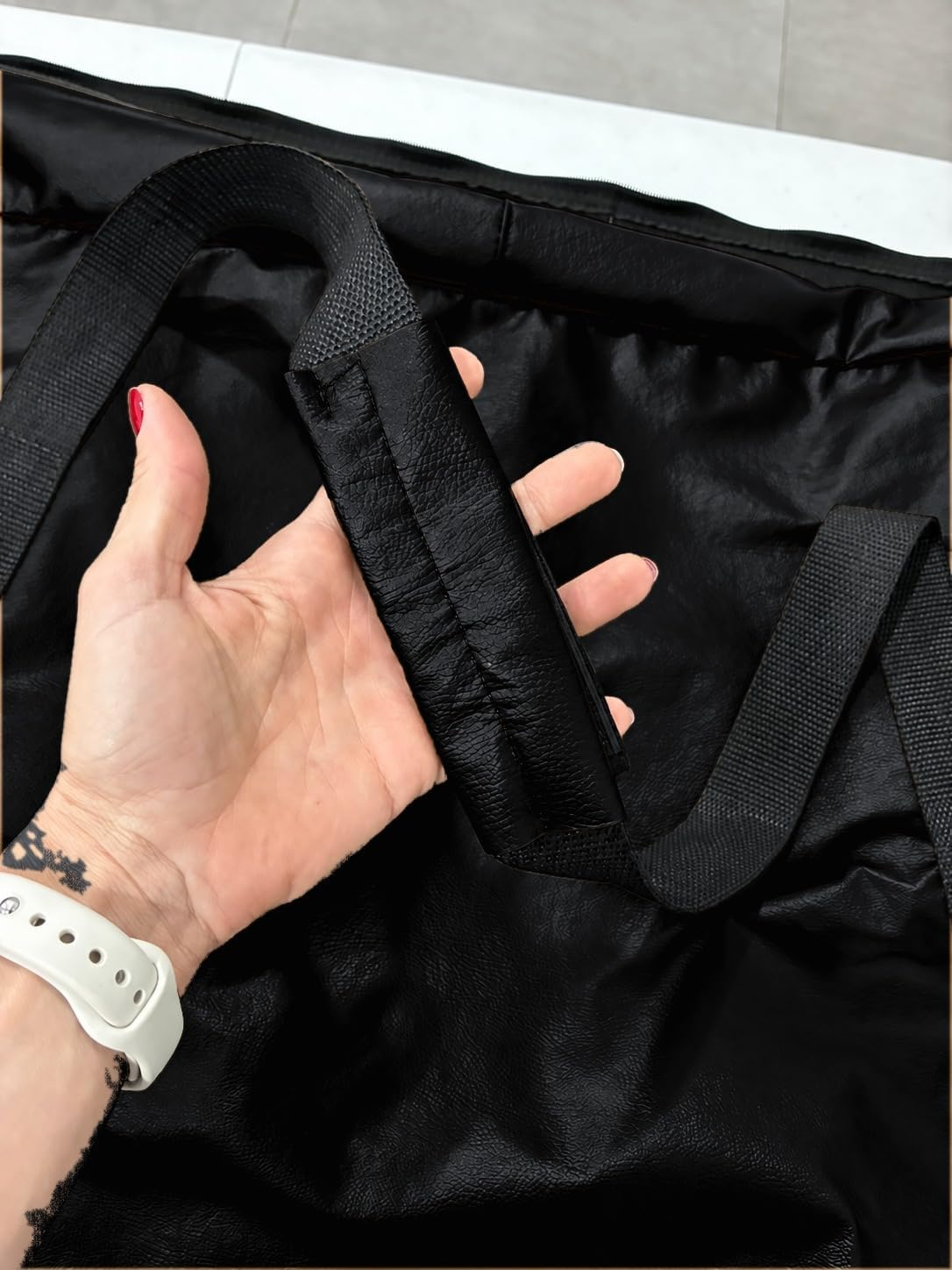 Alças reforçadas da bolsa porta patinete Baslu preta em detalhe
