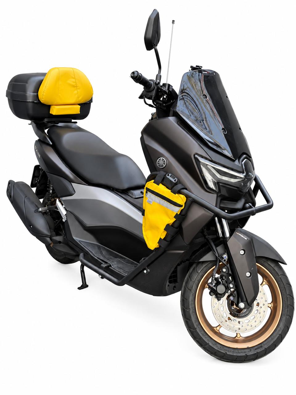 Kit Encosto Premium + Alforje Frontal em V Baslu amarelo instalado na moto, vista lateral
