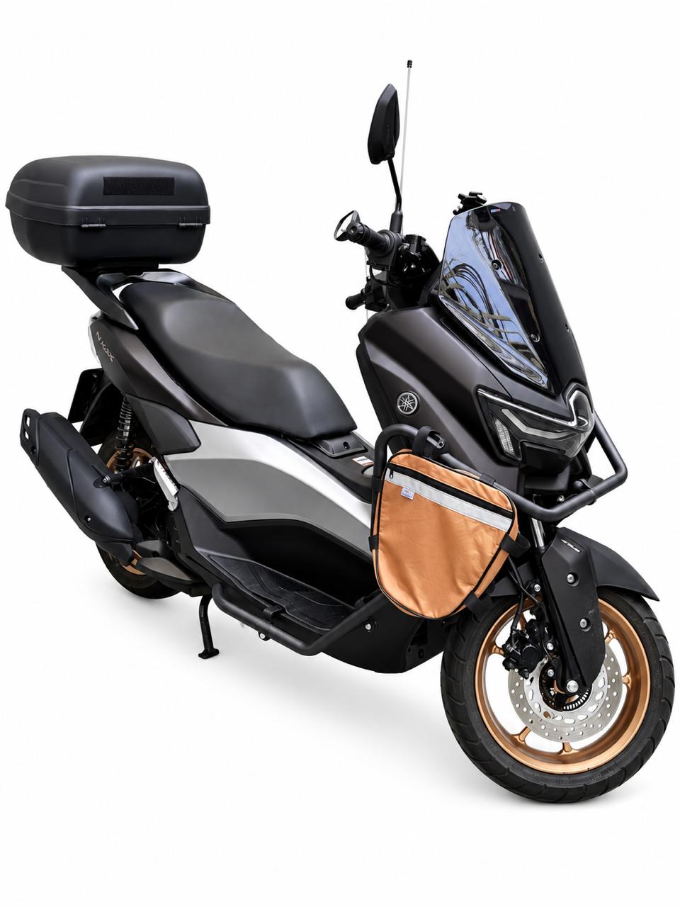 Alforje frontal para carenagem Baslu caramelo instalado na moto, vista lateral