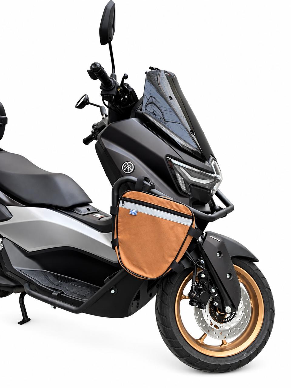 Alforje frontal para carenagem Baslu caramelo instalado na moto, vista frontal