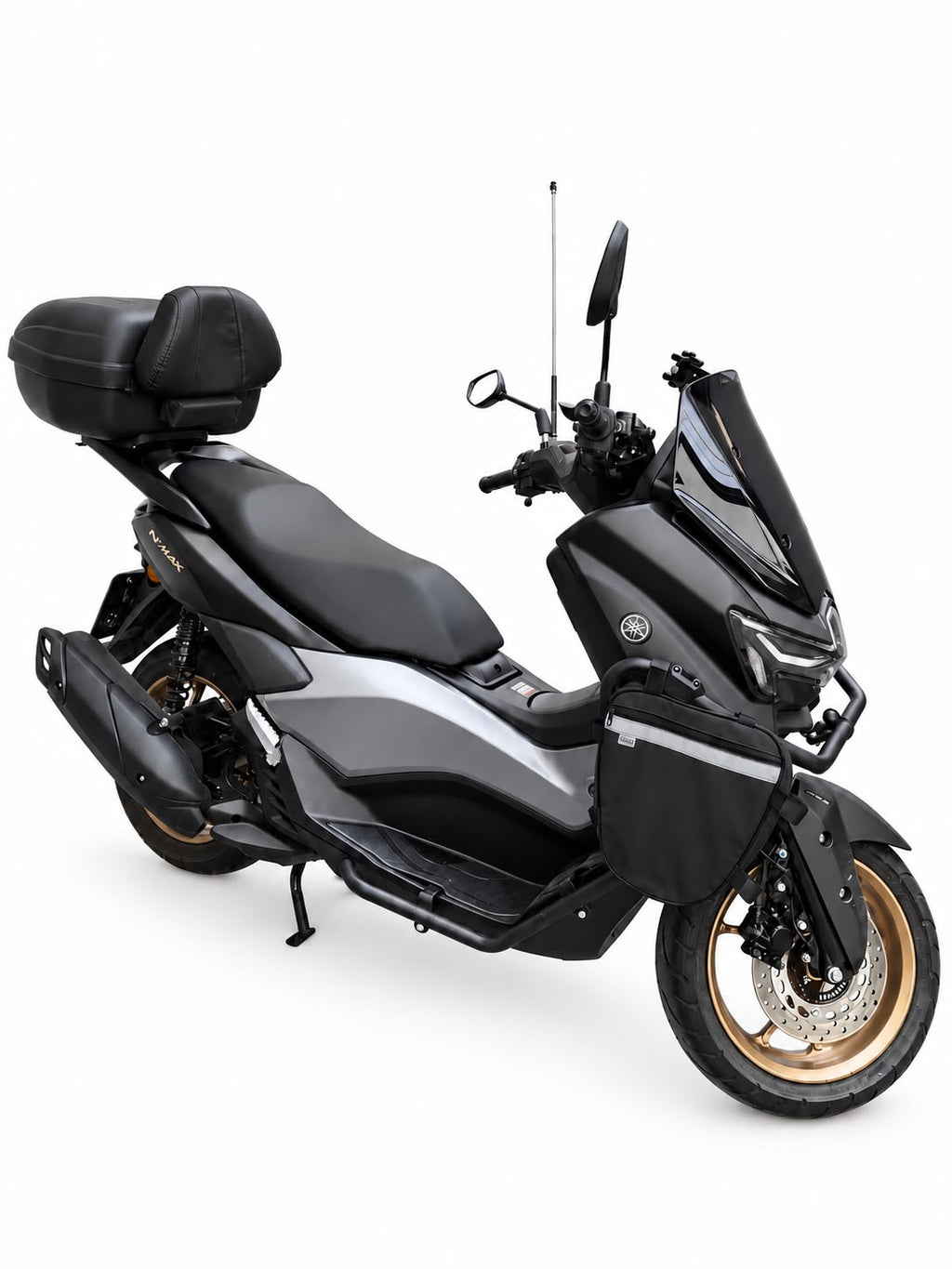 Kit Encosto Premium + Alforje Frontal Retangular Baslu preto instalado na moto, vista lateral