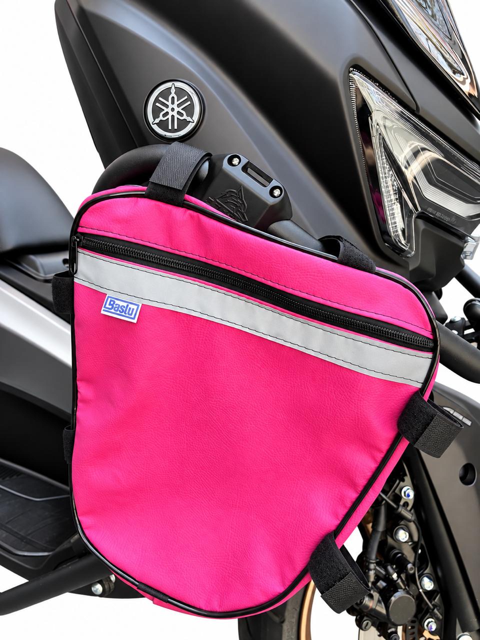 Alforje frontal para carenagem Baslu pink instalado na moto, close do zíper e fitas de fixação