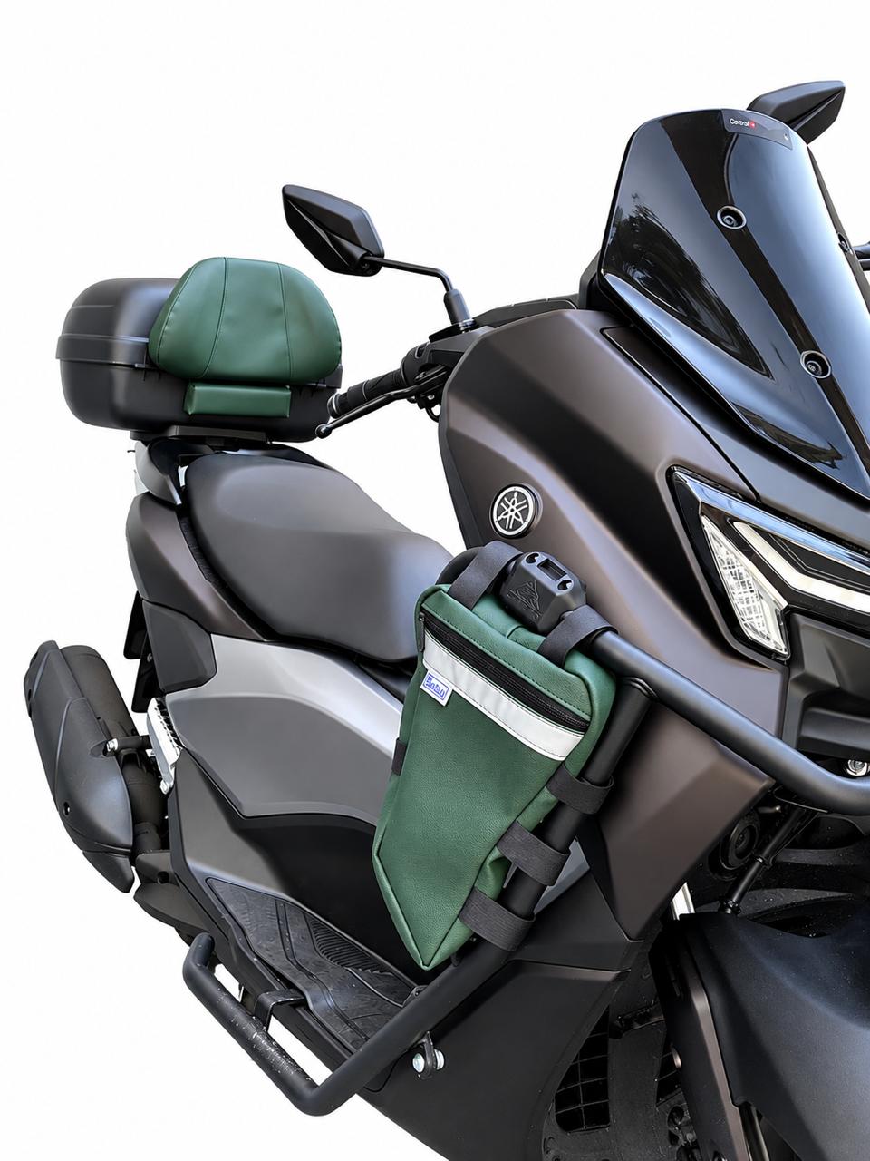 Kit Encosto Premium + Alforje Frontal em V Baslu verde militar instalado na moto, vista lateral