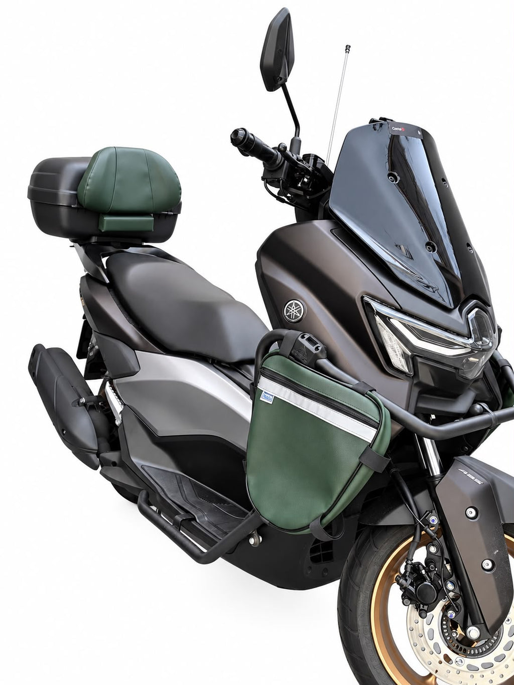 Kit Encosto Premium + Alforje Frontal Retangular Baslu verde militar instalado na moto, vista lateral