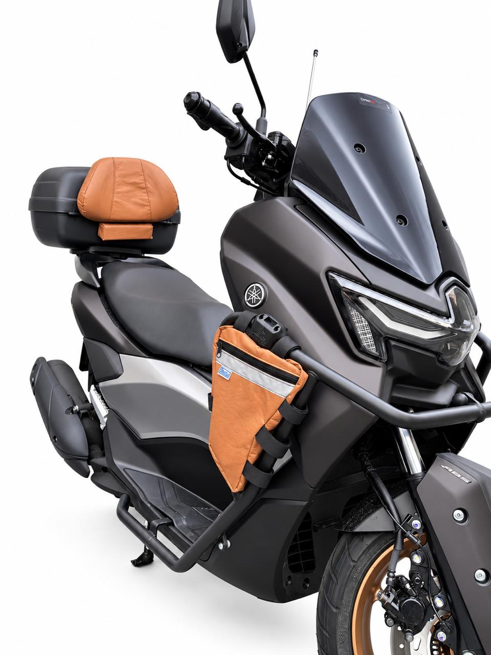 Kit Encosto Premium + Alforje Frontal em V Baslu caramelo instalado na moto, vista lateral