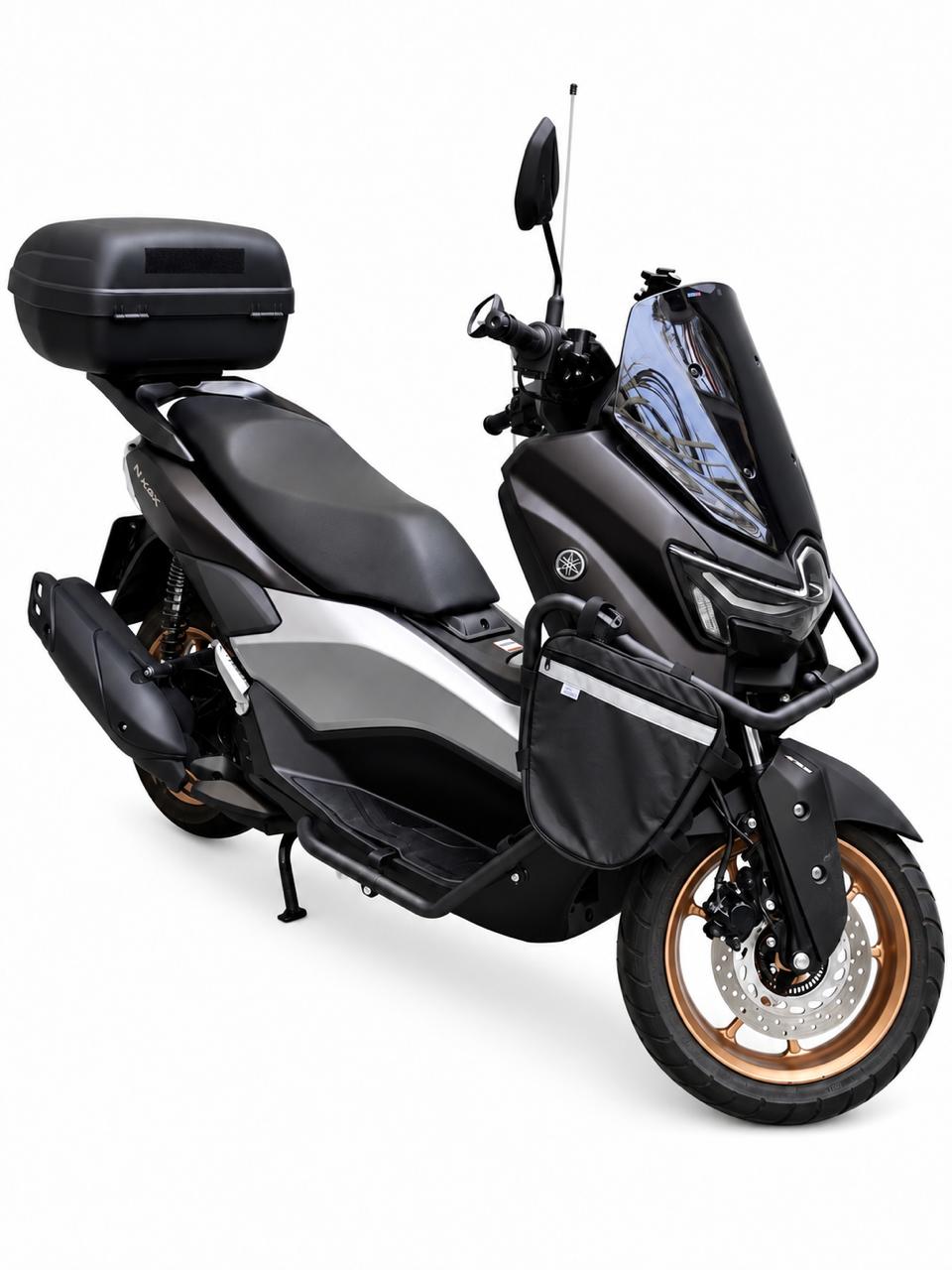 Alforje frontal para carenagem Baslu preto instalado na moto, vista lateral