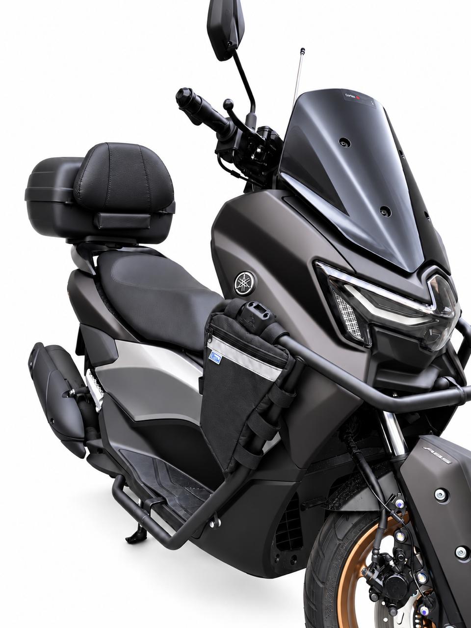 Kit Encosto Premium + Alforje Frontal em V Baslu preto instalado na moto, vista frontal