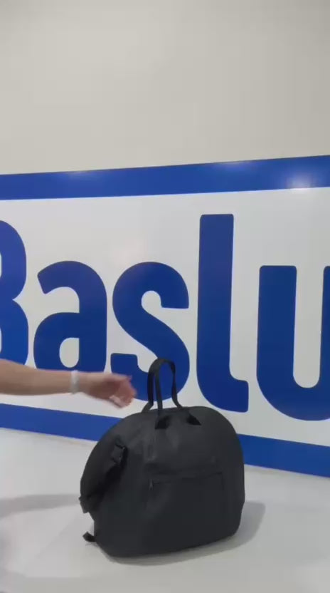 Vídeo da bolsa porta capacete Baslu preta por dentro e por fora, guardando capacete de moto