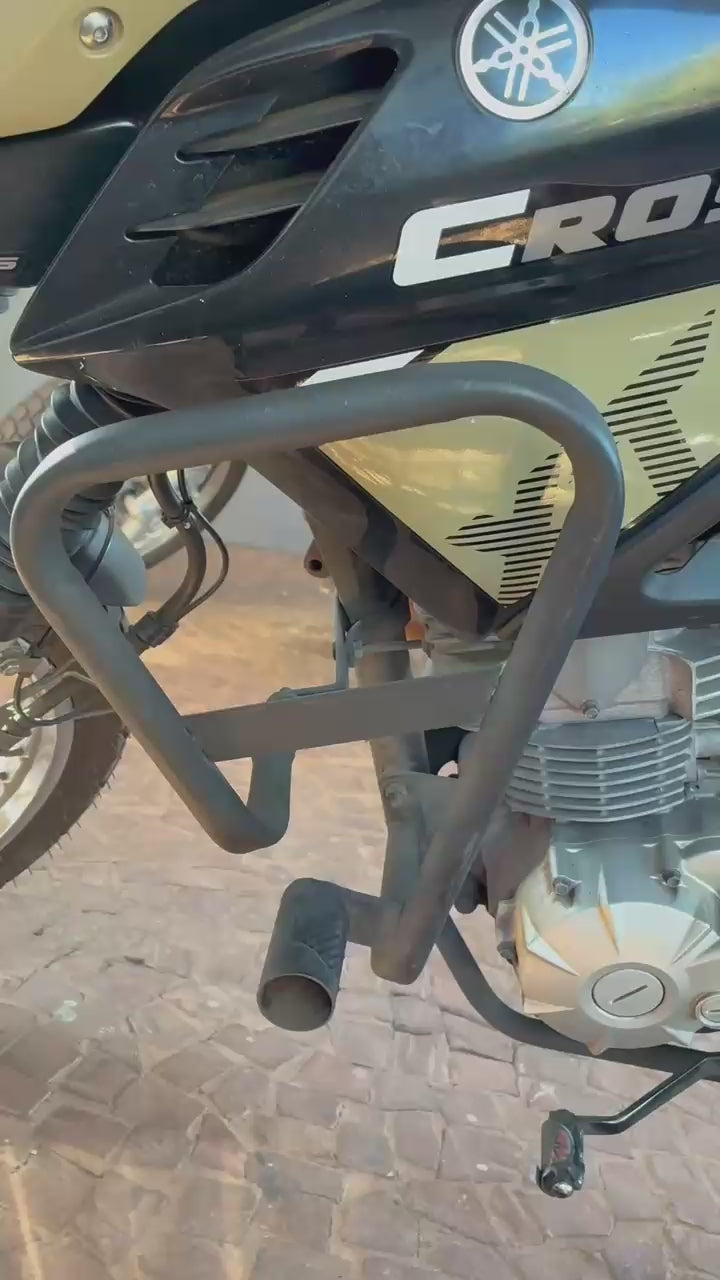 Vídeo mostrando o protetor de carenagem da moto onde o Alforje Frontal Baslu é instalado