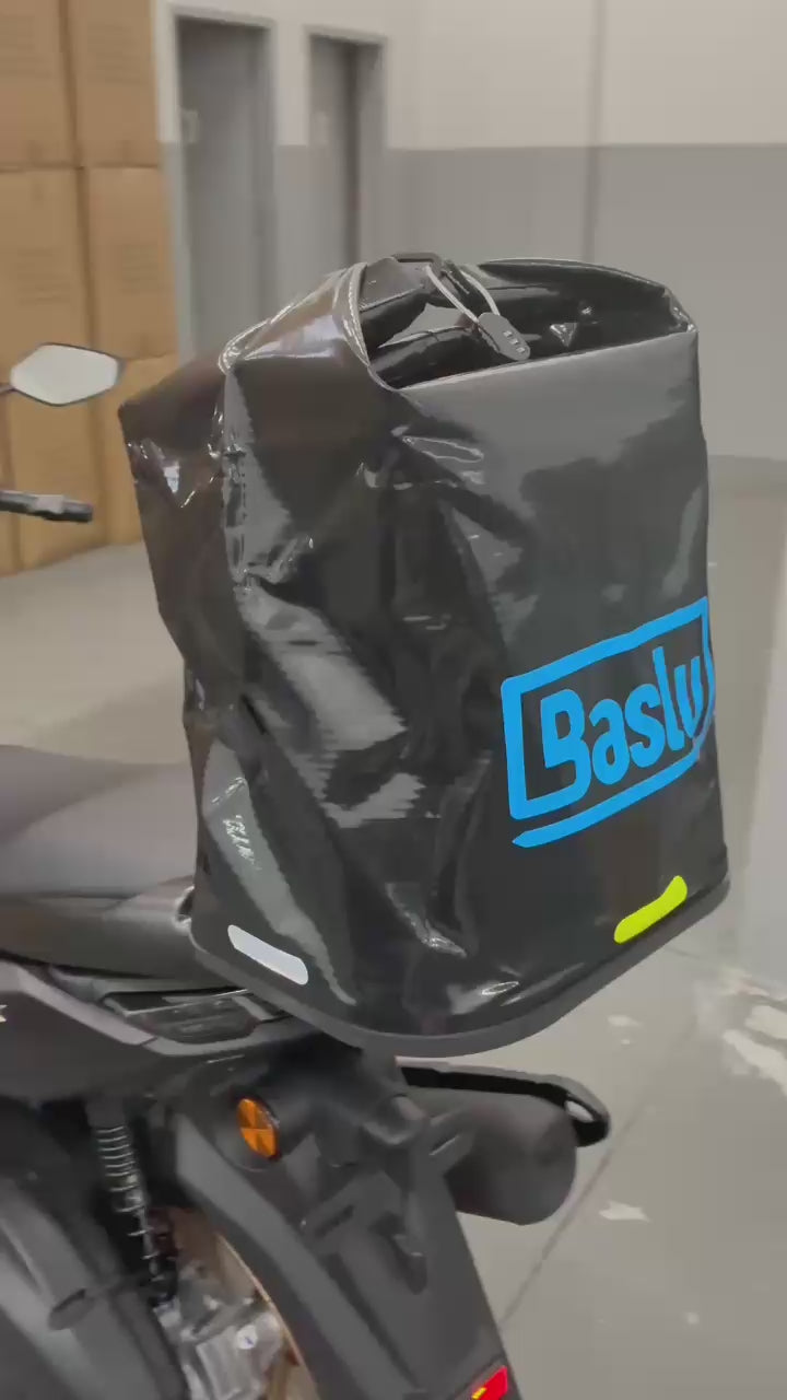 Vídeo demonstrativo do Baú Flexível Baslu 45L: instalação no bagageiro, lona impermeável e capacidade para 2 capacetes