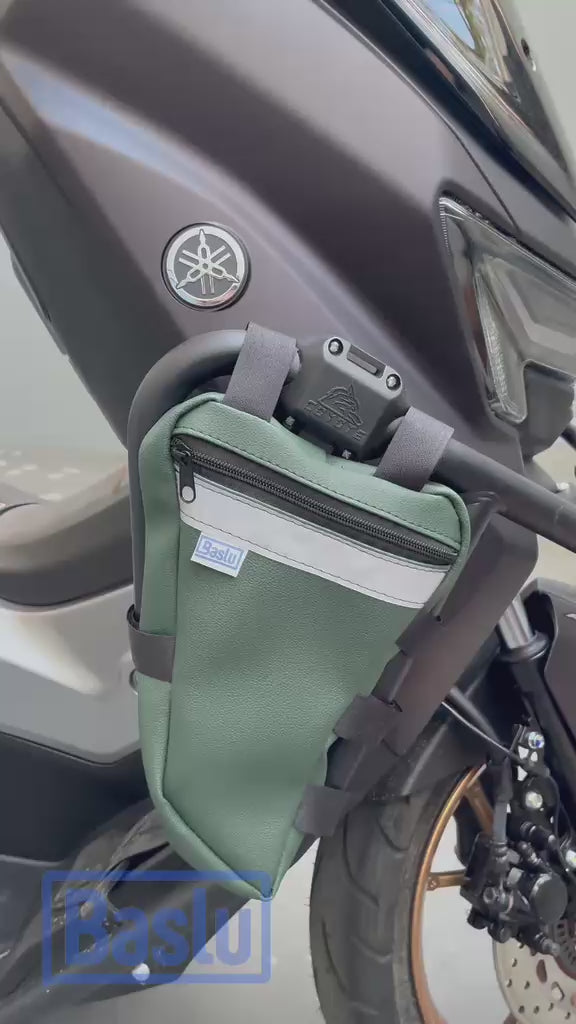 Vídeo mostrando o Alforje Frontal para Carenagem Baslu verde militar instalado no protetor de carenagem da moto