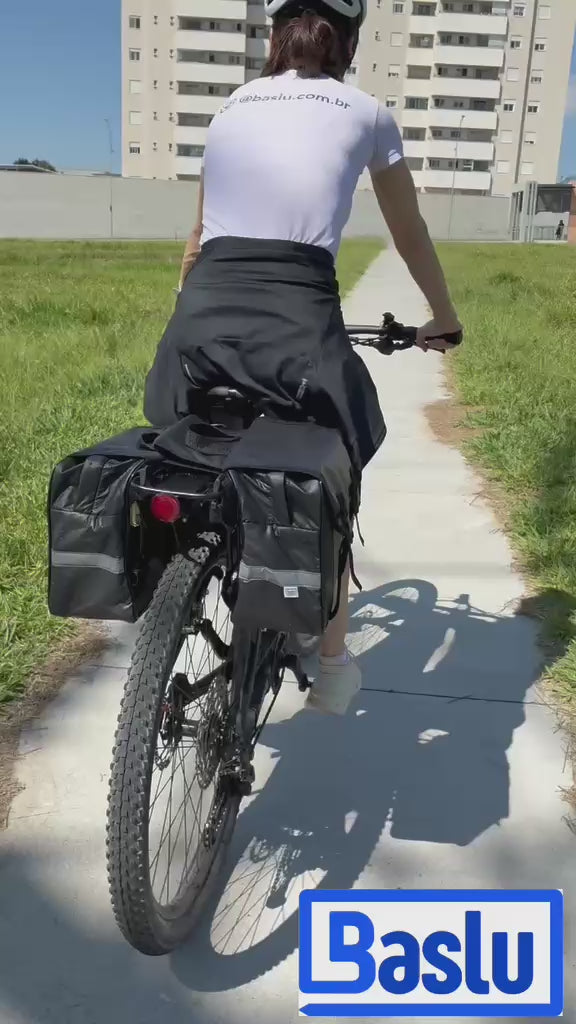 Vídeo de ciclista pedalando com o Alforje 40L Bike Baslu preto instalado na bicicleta