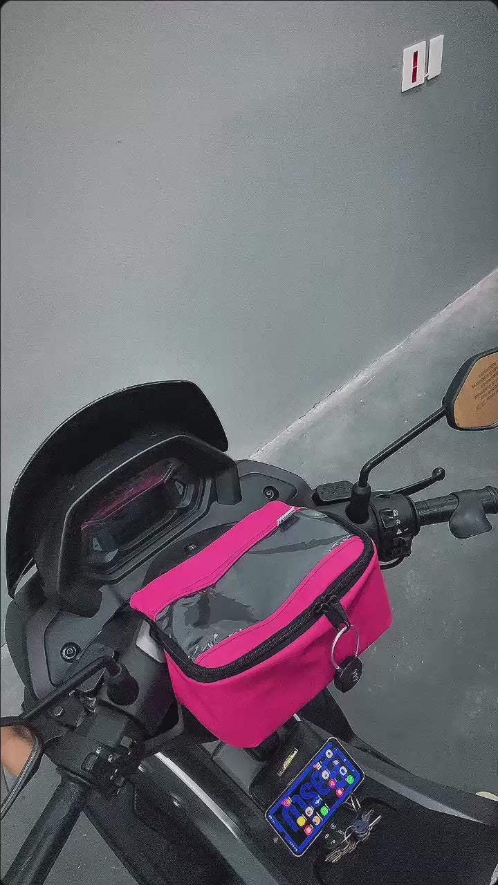 Vídeo mostrando a bolsa de guidão Baslu instalada no guidão da moto e scooter