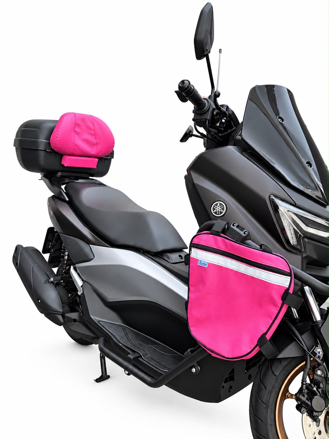 Kit Encosto Premium + Alforje Frontal Retangular Baslu pink instalado na moto, vista lateral