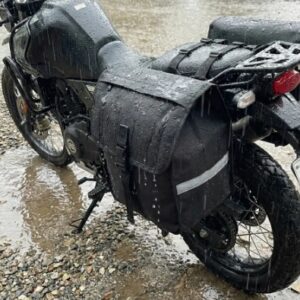 Alforge lateral para moto Baslu impermeável Essential, ideal para viagens, trabalho e uso diário, com grande capacidade e fixação universal.