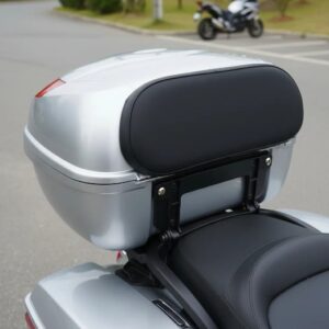 Encosto para baú de moto Baslu com almofada para garupa, acessório de conforto que evita machucar as costas do passageiro, compatível com bauleto e top case.